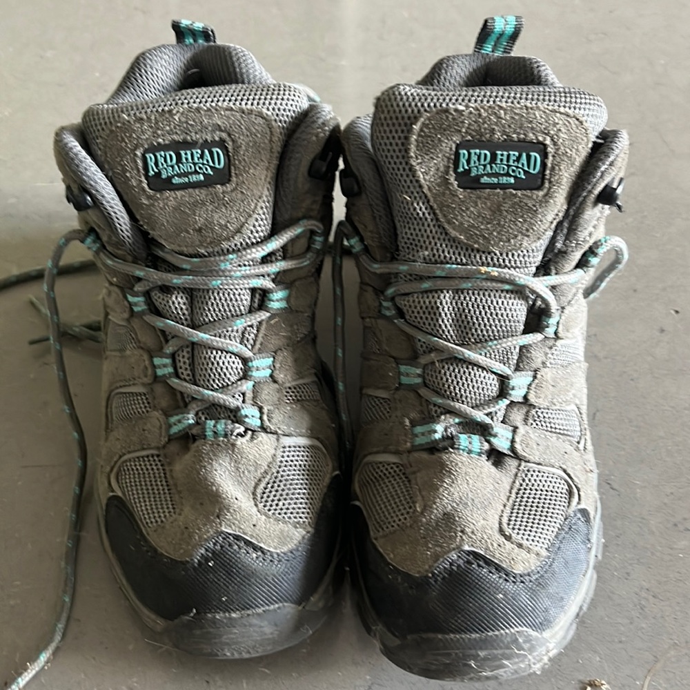 Read head brand co size 3 youth hiking boots. Wine hiking one trip.
